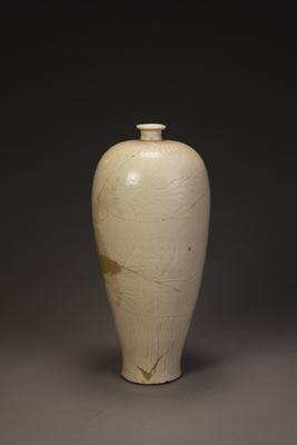 图片[1]-Ding Kiln White Glaze Plum Vase with Lotus Pattern-China Archive
